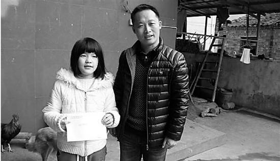 徐建新與楊思慧,。盡管面對困難,，徐校長仍然保持微笑，他希望教會學(xué)生要堅(jiān)強(qiáng)樂觀。