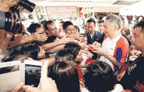新加坡總理李顯龍派發(fā)紅包居民蜂擁而上討吉利