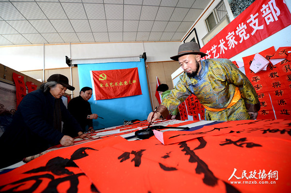 北京宋莊藝術(shù)家黨支部書記巴特爾和藝術(shù)家們一起寫春聯(lián)送群眾,。_副本