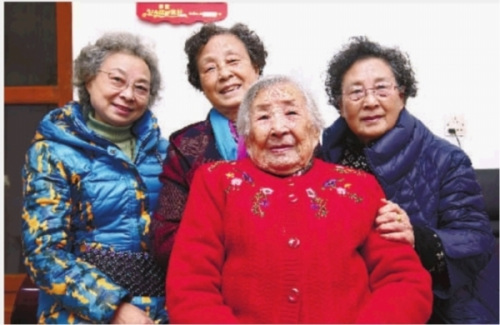 12月11日,，南京大屠殺幸存者戎瑞霞老人（右二）和她的三個(gè)女兒合影,。 記者 趙持 攝 新聞前奏