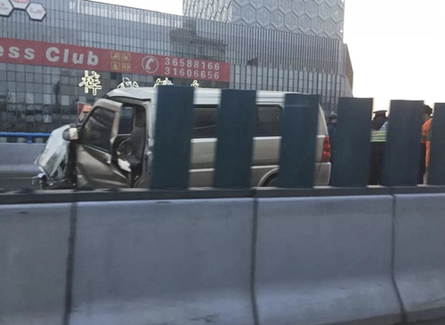 公交逆行撞面包車 20年駕齡老司機(jī)不聽(tīng)售票員提醒