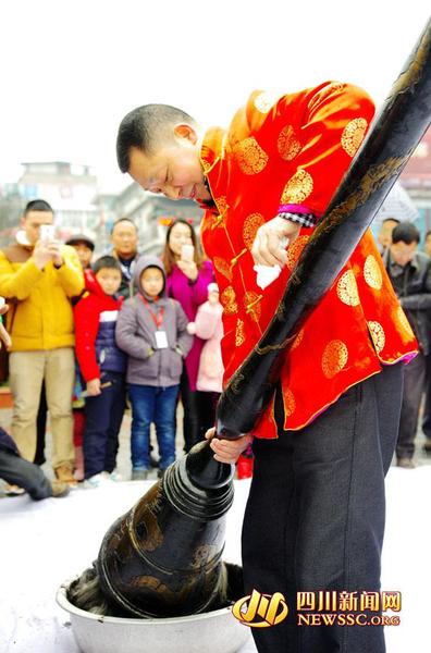 　　何文軍正在做事前準(zhǔn)備工作,。（攝影：鄧竹陽(yáng)）