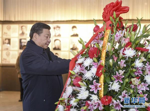 這是2月2日,，習(xí)近平在井岡山革命烈士陵園向革命烈士敬獻(xiàn)花籃。新華社記者謝環(huán)馳攝