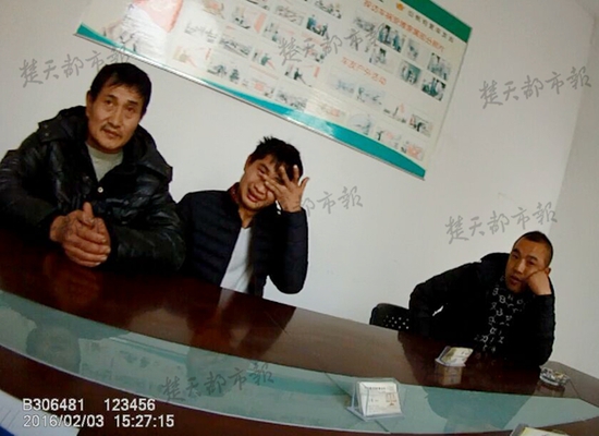 面包車(chē)上的年輕司機(jī)（中）嚇哭了,。右為賓利上的乘客