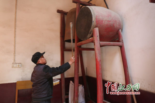 alt=每當(dāng)有人朝拜完了放鞭炮,，曾會(huì)和需要去敲一次鐘和大鼓
