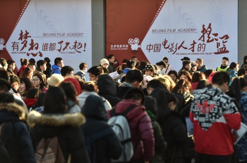 2月15日,，北京電影學(xué)院內(nèi)準(zhǔn)備參加考試的考生在等候進場,。