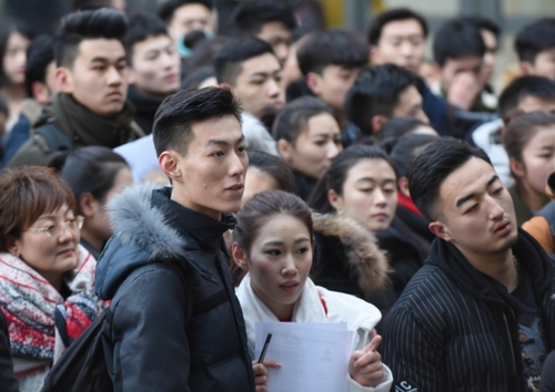 2月15日,，參加北京電影學(xué)院表演學(xué)院考試的學(xué)生準(zhǔn)備入場(chǎng),。