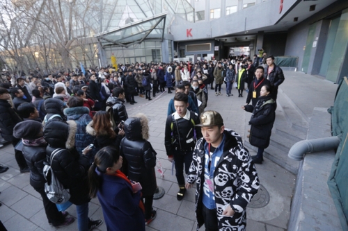 2月15日,，在北京電影學院,，報考表演學院的考生排隊入場,。