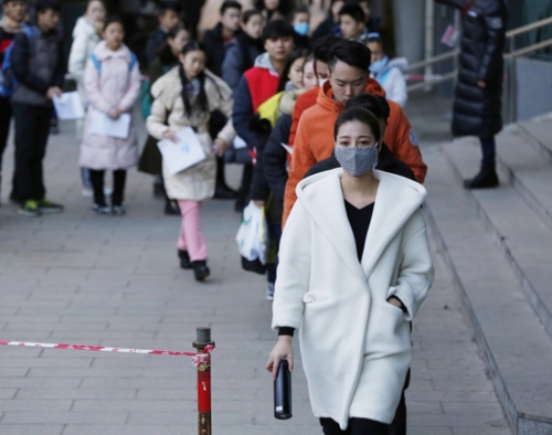 在北京電影學(xué)院,，報(bào)考表演學(xué)院的考生排隊(duì)入場(chǎng)。