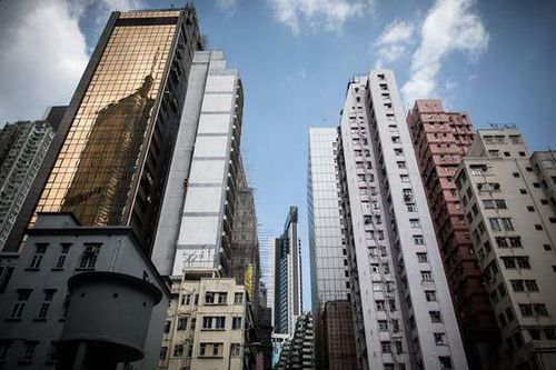 不僅土地的成交價(jià)格過(guò)低,,香港的土地市場(chǎng)自去年11月至今,已出現(xiàn)兩幅住宅土地的流拍,。
