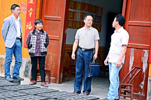 2015年6月,，呂春建到建始縣三里鄉(xiāng)調(diào)研美麗鄉(xiāng)村建設。