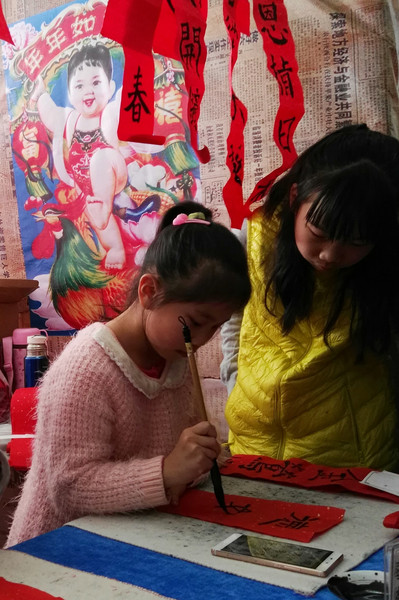 “娃娃廟會(huì)”上，孩子在美育活動(dòng)中接觸,、習(xí)得,、繼承傳統(tǒng)的年俗文化,。 趙罡 攝