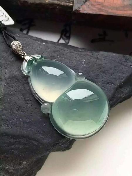 三看水,。水即翡翠的透明度,。王振升說，種好的,，水就好,，比如玻璃種的水就比冰種的水要好。