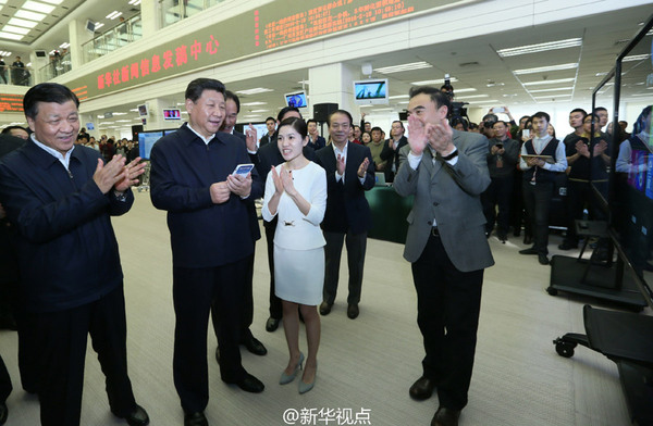 2月19日上午,，習近平來到新華社調研。在新聞發(fā)稿中心,，一位編輯介紹說,，新華社客戶端“現(xiàn)場新聞”受到歡迎，很多網(wǎng)民給記者點贊,?？倳洶磩印盀槿珖侣劰ぷ髡唿c贊”頁面，屏幕上立即閃現(xiàn)“點贊+1”,。采編人員對總書記說,，您的鼓勵就是我們的動力。新華社記者 蘭紅光 攝
