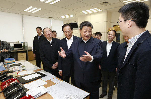 2月19日上午,，習近平在新華社調研,，到國內(nèi)部總編室同采編人員交流。編輯部負責人向總書記介紹了稿件審發(fā)流程和業(yè)務建設情況,。幾位剛參加新春走基層采訪的記者你一言我一語匯報了采訪見聞,。總書記鼓勵大家要接地氣,，多采寫群眾喜聞樂見的新聞,。新華社記者 鞠鵬攝
