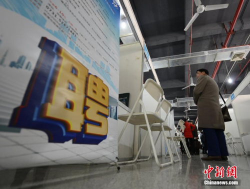 資料圖：2016年2月16日,，2016大型公益人才招聘會在湖南省人才市場舉行，眾多求職者來此尋覓自己理想的工作,。圖為部分企業(yè)出現(xiàn)了招工難的情況,。 楊華峰 攝
