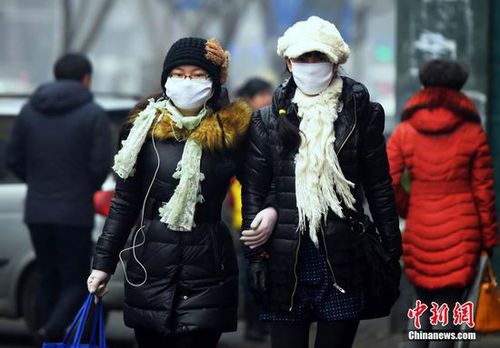 2月23日,，民眾“全副武裝”出行,。當日,，新疆烏魯木齊市再度出現(xiàn)重度霧霾天氣,，整個城市籠罩在霧霾之中,，空氣質量指數(shù)為嚴重污染,。22日為農(nóng)歷正月十五,，該市隨處都可聽到燃放煙花炮竹的聲音,，夜晚時分達到頂峰，燃放煙花炮竹產(chǎn)生的煙霧,，久久無法散去,。