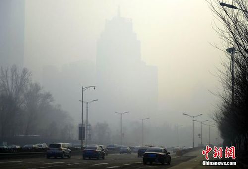 2月23日,，新疆烏魯木齊市再度出現(xiàn)重度霧霾天氣,，整個城市籠罩在霧霾之中，空氣質量指數(shù)為嚴重污染,。22日為農(nóng)歷正月十五,，該市隨處都可聽到燃放煙花炮竹的聲音，夜晚時分達到頂峰,，燃放煙花炮竹產(chǎn)生的煙霧,，久久無法散去。圖為城區(qū)高層樓宇隱沒在霧霾之中,，遠看酷似“海市蜃樓”,。