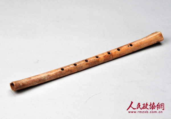 賈湖骨笛,，骨質(zhì)，長(zhǎng)23.1厘米,，1987年河南舞陽縣賈湖遺址出土?，F(xiàn)藏于河南省博物院。