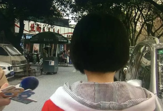 小朱本想洗個頭,，被服務(wù)員推薦點痣