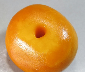 1、蜜蠟的價(jià)格根據(jù)年代,、產(chǎn)地,、品種的不同分為很多的檔次，蜜蠟原石的價(jià)格也根據(jù)蜜蠟自身的大小來(lái)決定,，克重高,、體積大的蜜蠟原石價(jià)格相比體積小,、克重低的原石要高出很多。