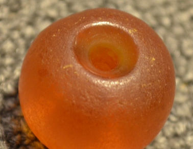 工形狀，根據(jù)蜜蠟品質(zhì),、年代的不同,，新蜜蠟的市場(chǎng)價(jià)格約在400元/g左右,。