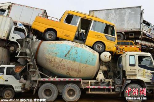 資料圖：2015年4月8日，浙江義烏市治理淘汰黃標車回收倉庫,，6000多輛淘汰回收的各類黃標車等待拆解,。 呂斌 攝 圖片來源：東方IC 版權作品 請勿轉載