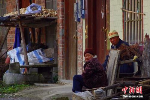 資料圖：2015年12月3日，在地處廣西偏遠山區(qū)的柳江縣土博鎮(zhèn)世界村世界屯,，村莊中偶有幾個老人在田間地頭或房前出現(xiàn),。該村為廣西壯族自治區(qū)級貧困村，人口約2100人,。因地處山區(qū),，田地少，甘蔗和種桑養(yǎng)蠶為百姓收入來源,，年人均純收入不足3000元,，60%以上人口外出務工。今年9月底,，該村通往鎮(zhèn)上的路才全線貫通,，告別崎嶇山路。今年10月廣西全面啟動精準扶貧工作,，確保到2020年538萬農村貧困人口如期脫貧,。 朱柳融 攝