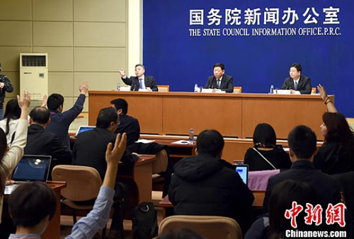 2月29日,，國務(wù)院新聞辦在北京舉行新聞發(fā)布會,，中國人力資源和社會保障部部長尹蔚民介紹就業(yè)和社會保障有關(guān)情況，并答記者問,。<a target='_blank' href='http://www.chinanews.com/'>中新社</a>記者 張勤 攝