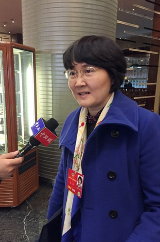全國政協(xié)委員、民建中央調(diào)研部部長蔡玲在駐地接受采訪,。人民網(wǎng)記者 劉茸攝
