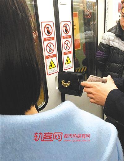 女乘客坐地鐵太擠退了出來關(guān)門瞬間包被夾走（圖）