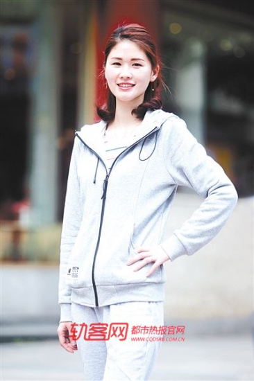 美女模特下鄉(xiāng)養(yǎng)豬稱不吃青春飯再苦也創(chuàng)業(yè)（圖）