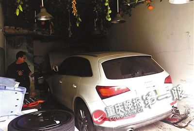 奧迪車(chē)為防追尾猛打方向盤(pán)撞進(jìn)門(mén)市老太嚇癱（圖）