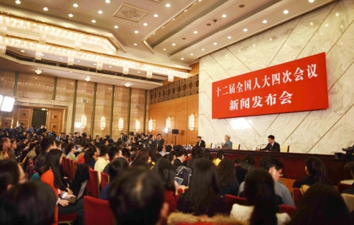 新華社照片，北京,，2016年3月4日 
    十二屆全國(guó)人大四次會(huì)議舉行新聞發(fā)布會(huì) 
    3月4日,，十二屆全國(guó)人大四次會(huì)議在北京人民大會(huì)堂舉行新聞發(fā)布會(huì)。大會(huì)發(fā)言人傅瑩就大會(huì)議程和人大工作相關(guān)的問(wèn)題回答中外記者的提問(wèn),。 
    新華社記者 薛玉斌 攝
