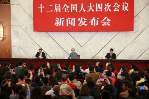 新華社照片，北京,，2016年3月4日 
    十二屆全國人大四次會議舉行新聞發(fā)布會 
    3月4日，十二屆全國人大四次會議在北京人民大會堂舉行新聞發(fā)布會,。大會發(fā)言人傅瑩就大會議程和人大工作相關(guān)的問題回答中外記者的提問。 
    新華社記者 丁海濤 攝