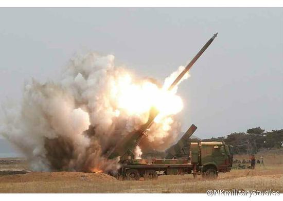 朝鮮新型火箭炮試射照片,，可能由于發(fā)射陣地構(gòu)筑方式的原因,，火箭尾焰被后方土堆阻擋,，因此有巨大的煙塵從后方騰起 


