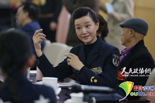 3月4日下午,，在全國(guó)政協(xié)文藝26組的小組討論會(huì)上，宋祖英熟練地用手語(yǔ)與邰麗華交流,。中國(guó)青年網(wǎng)記者　張炎良　攝2