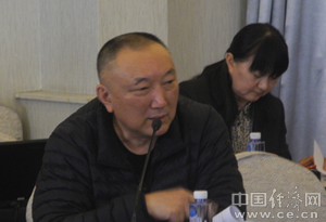 全國(guó)政協(xié)委員,、中國(guó)電影集團(tuán)原董事長(zhǎng)韓三平（前排）在小組討論時(shí)發(fā)言。(記者 楊開(kāi)新 攝)