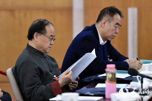 全國(guó)政協(xié)委員莫言（左）和陳凱歌在小組討論會(huì)上,。（記者 翁奇羽 攝）
