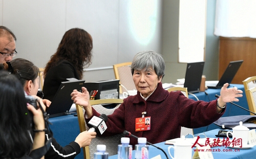 潛心50余年致力于敦煌石窟考古研究，現(xiàn)任敦煌研究院名譽院長的樊錦詩委員,，在兩會期間就文物保護等問題接受記者采訪,。 本報記者 俞寧 攝