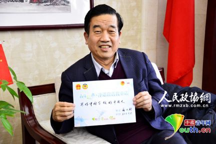 全國(guó)政協(xié)常委、中國(guó)書(shū)法家協(xié)會(huì)主席蘇士澍寫(xiě)下：寫(xiě)好中國(guó)字,，做好中國(guó)人,。 李永鵬 攝
