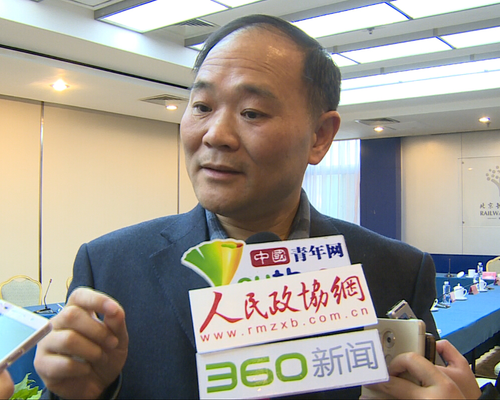 全國(guó)政協(xié)委員李書福接受記者采訪,。 記者 晉凱 攝