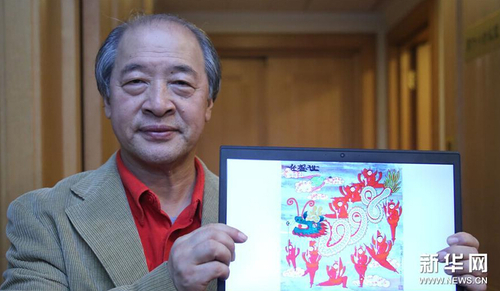 3月4日,全國政協(xié)委員王書平展示自己農(nóng)民學生李兆川的作品。65歲的李兆川創(chuàng)作的《女子舞龍迎奧運》獲得了全國迎奧運農(nóng)民畫大賽的銀獎
