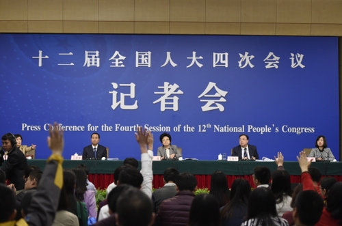 新華社照片,，北京,，2016年3月8日
    衛(wèi)計(jì)委主任李斌等就“實(shí)施全面兩孩政策”答記者問(wèn)
    3月8日,，十二屆全國(guó)人大四次會(huì)議新聞中心舉行記者會(huì),，邀請(qǐng)國(guó)家衛(wèi)生和計(jì)劃生育委員會(huì)主任李斌,、副主任馬曉偉和副主任王培安就“實(shí)施全面兩孩政策”的相關(guān)問(wèn)題回答中外記者的提問(wèn)。
    新華社記者陳益宸攝