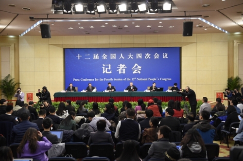 新華社照片,，北京,，2016年3月10日 
    “人大立法工作”記者會
    3月10日,，十二屆全國人大四次會議新聞中心在北京梅地亞中心舉行記者會,，邀請全國人大內(nèi)司委副主任委員王勝明、全國人大財經(jīng)委副主任委員烏日圖,、全國人大環(huán)資委副主任委員袁駟、全國人大常委會法工委副主任鄭淑娜就“人大立法工作”的相關(guān)問題回答中外記者的提問。 
    新華社記者陳益宸攝