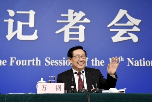 新華社照片，北京,，2016年3月10日
    科技部長(zhǎng)萬(wàn)鋼等就“科技創(chuàng)新發(fā)展”答記者問(wèn)
    3月10日，十二屆全國(guó)人大四次會(huì)議新聞中心舉行記者會(huì),，邀請(qǐng)科技部部長(zhǎng)萬(wàn)鋼、中國(guó)科技大學(xué)常務(wù)副校長(zhǎng)潘建偉,、浙江省科技廳廳長(zhǎng)周國(guó)輝就“科技創(chuàng)新發(fā)展”的相關(guān)問(wèn)題回答中外記者的提問(wèn),。
    新華社記者陳益宸攝