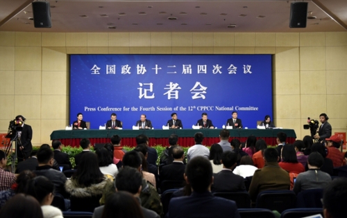 新華社照片，北京，2016年3月11日 
   政協(xié)委員談提振經(jīng)濟發(fā)展信心
   3月11日,，全國政協(xié)十二屆四次會議在北京梅地亞兩會新聞中心召開記者會,，邀請全國政協(xié)委員傅成玉、孫蔭環(huán),、盧志強,、王文彪,、徐冠巨就提振經(jīng)濟發(fā)展信心,，企業(yè)在調(diào)整結(jié)構(gòu),、轉(zhuǎn)型升級、提質(zhì)增效中發(fā)揮積極作用回答記者提問,。 
    新華社記者 陳益宸 攝