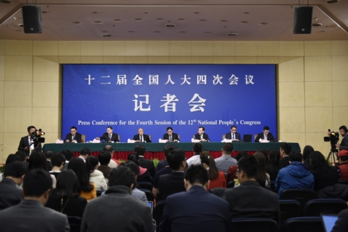 新華社照片，北京,，2016年3月11日
    柳斌杰等五位全國人大相關(guān)負(fù)責(zé)人答記者問
    3月11日,，十二屆全國人大四次會(huì)議新聞中心舉行記者會(huì)，邀請(qǐng)全國人大教育科學(xué)文化衛(wèi)生委員會(huì)主任委員柳斌杰,、全國人大環(huán)境與資源保護(hù)委員會(huì)委員蒲長城、全國人大農(nóng)業(yè)與農(nóng)村委員會(huì)委員張曉山、全國人大常委會(huì)預(yù)算工作委員會(huì)副主任劉修文,、全國人大常委會(huì)辦公廳秘書局巡視員傅文杰就“人大監(jiān)督工作”的相關(guān)問題回答中外記者的提問。
    新華社記者 陳益宸 攝