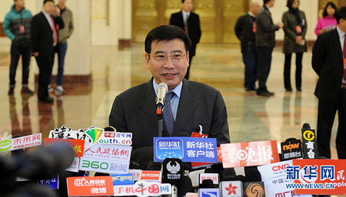 圖為工業(yè)和信息化部部長(zhǎng)苗圩在部長(zhǎng)通道接受采訪,。陳競(jìng)超 攝