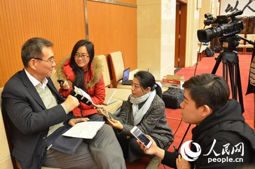 全國政協(xié)委員,、著名經(jīng)濟學家林毅夫接受人民網(wǎng)記者（右一）采訪